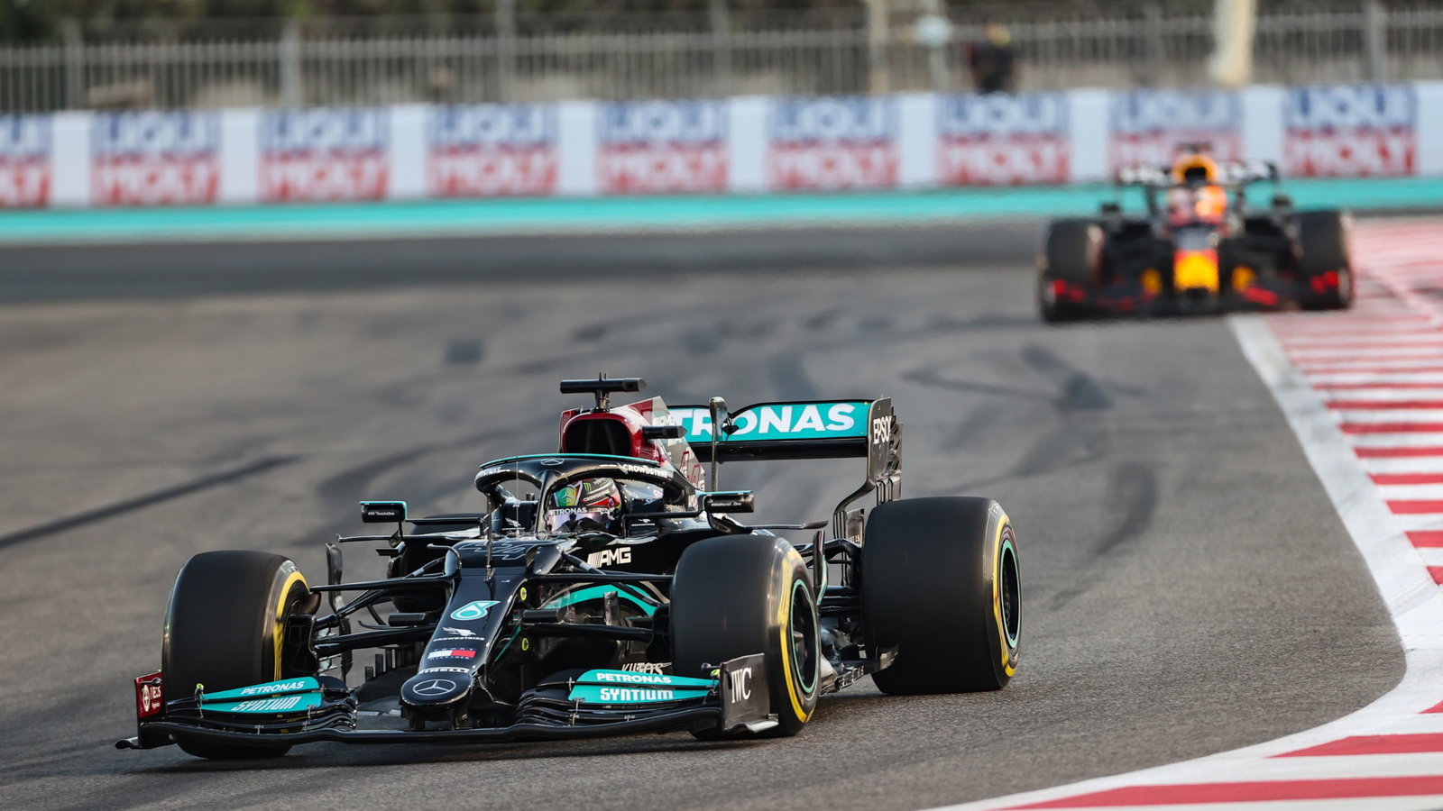 Lewis Hamilton (GBR), Mercedes AMG F1 and Max Verstappen (NLD), Red Bull Racing 