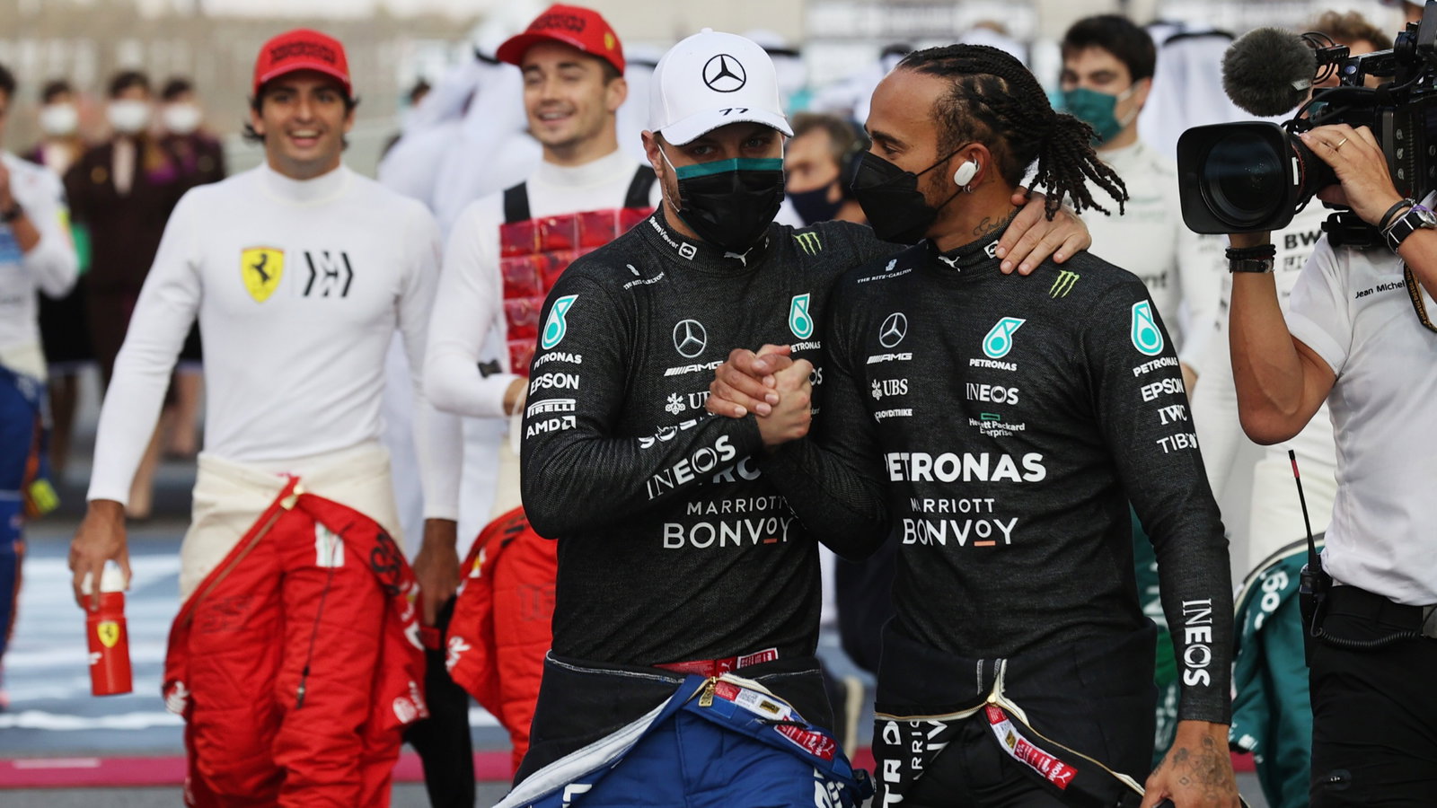 Valtteri Bottas (FIN) Mercedes AMG F1 W12 and Lewis Hamilton (GBR) Mercedes AMG F1 W12.