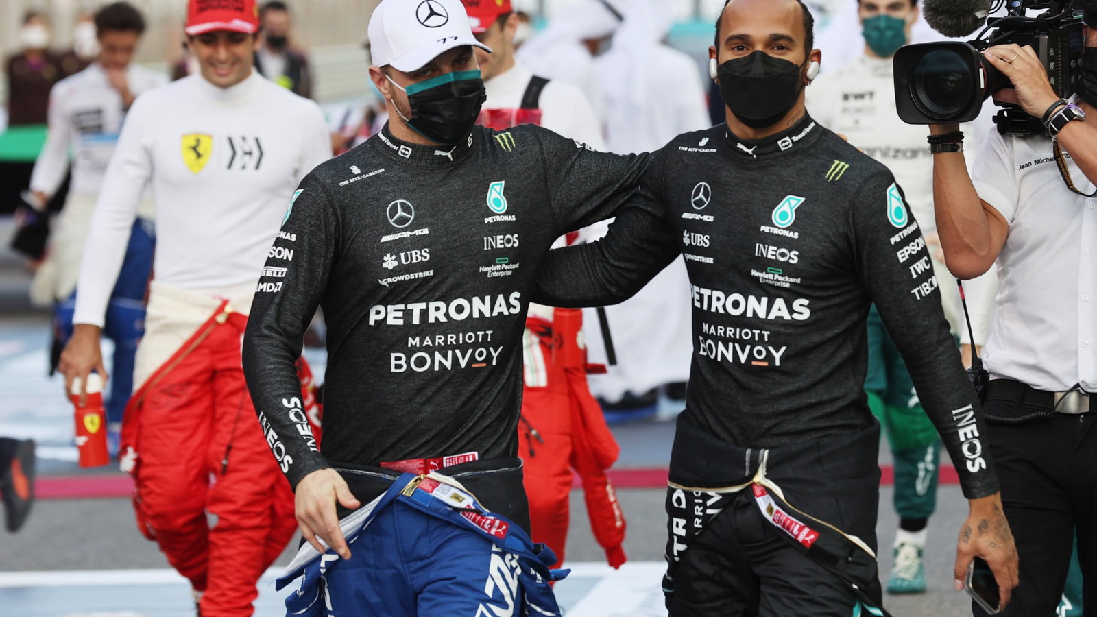 Valtteri Bottas (FIN) Mercedes AMG F1 W12 and Lewis Hamilton (GBR) Mercedes AMG F1 W12.