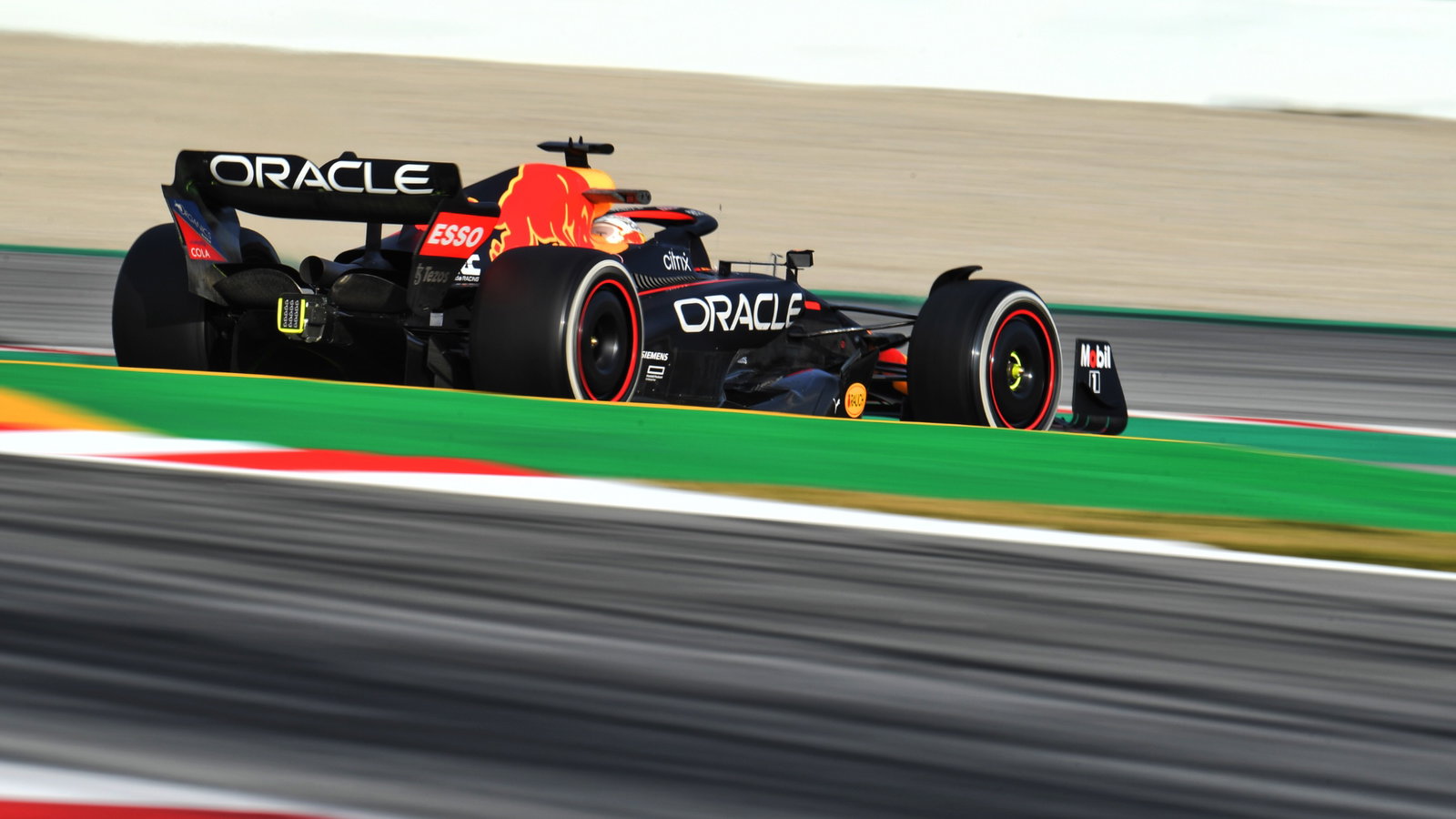 Max Verstappen (NLD) Red Bull Racing RB18.