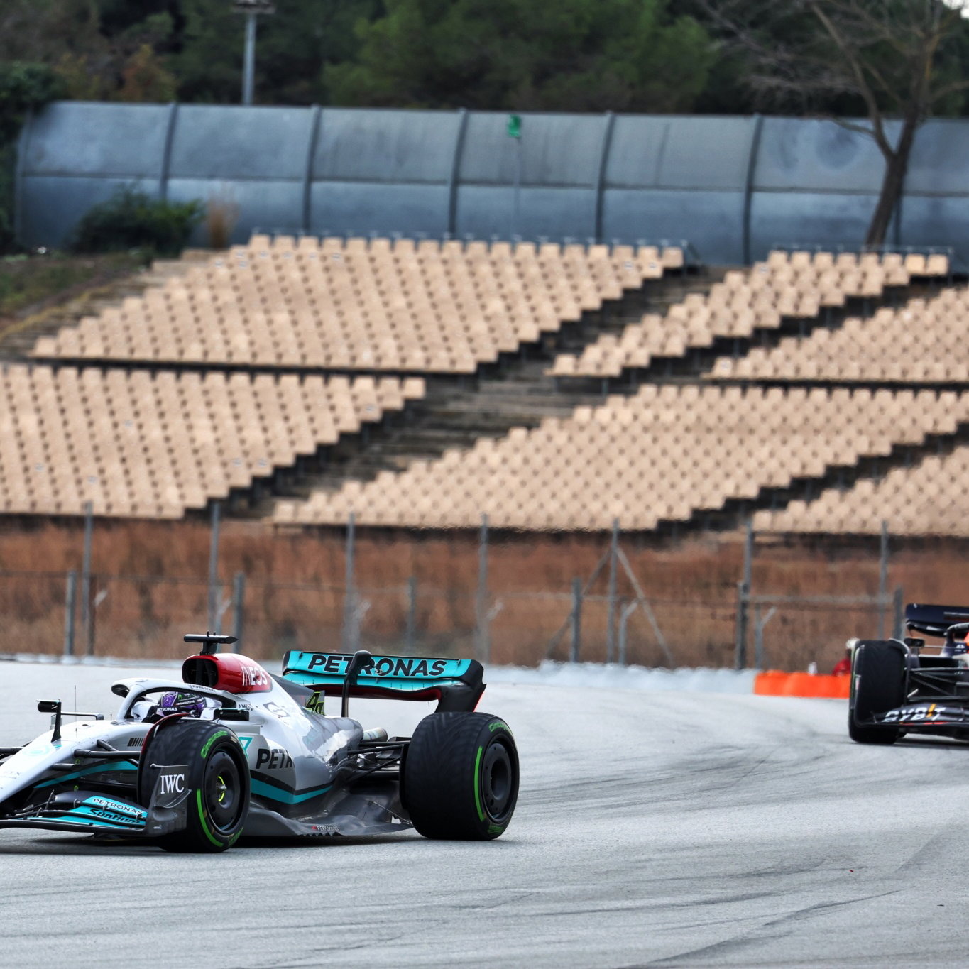 Lewis Hamilton (GBR) Mercedes AMG F1 W13 leads Sergio Perez (MEX) Red Bull Racing RB18.