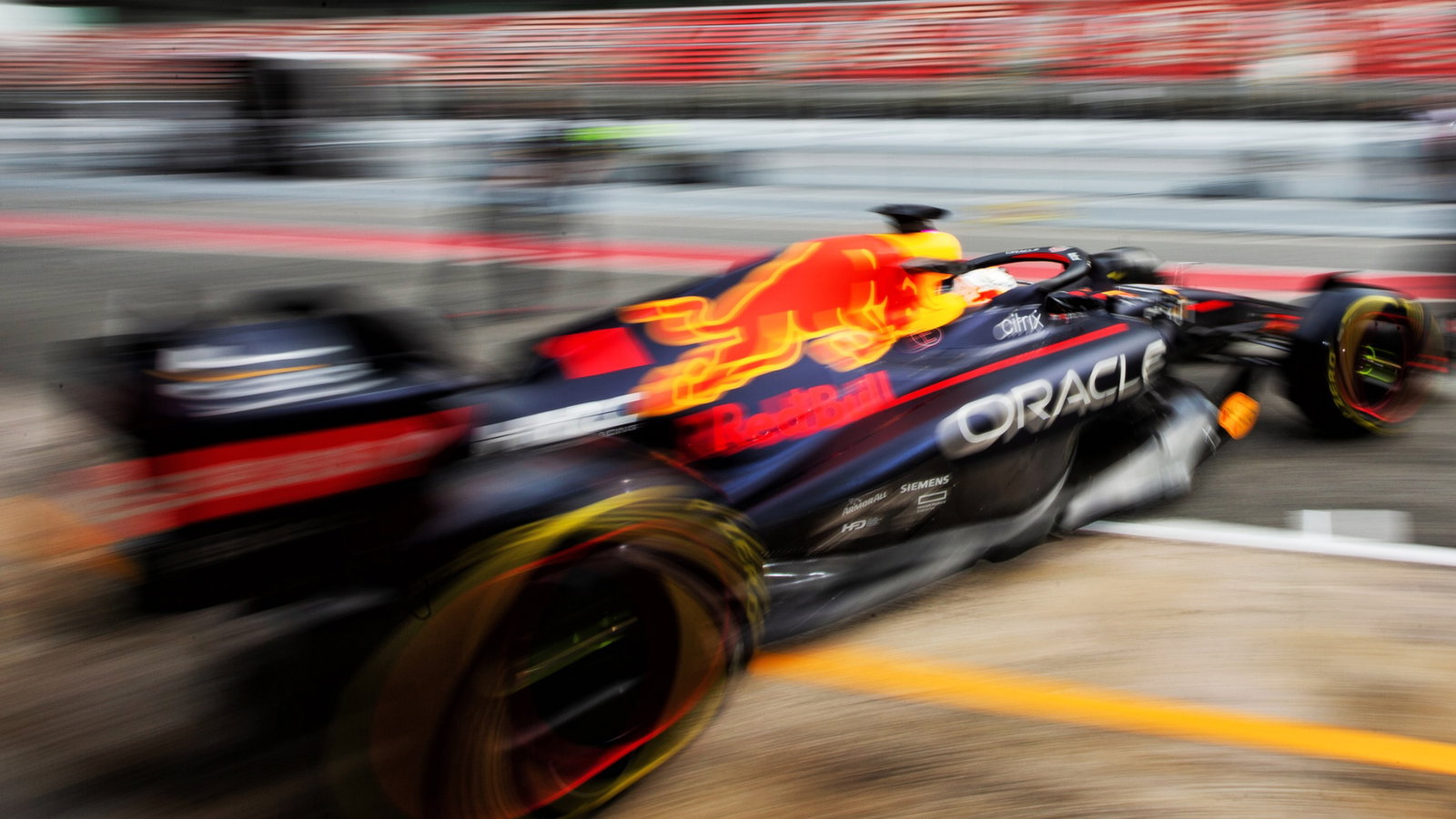 Max Verstappen (NLD) Red Bull Racing RB18.