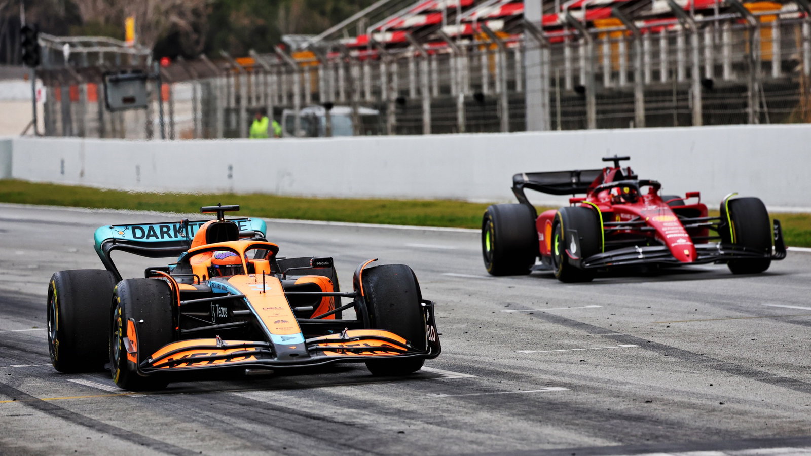 Daniel Ricciardo (AUS) McLaren MCL36 and Carlos Sainz Jr (ESP) Ferrari F1-75.