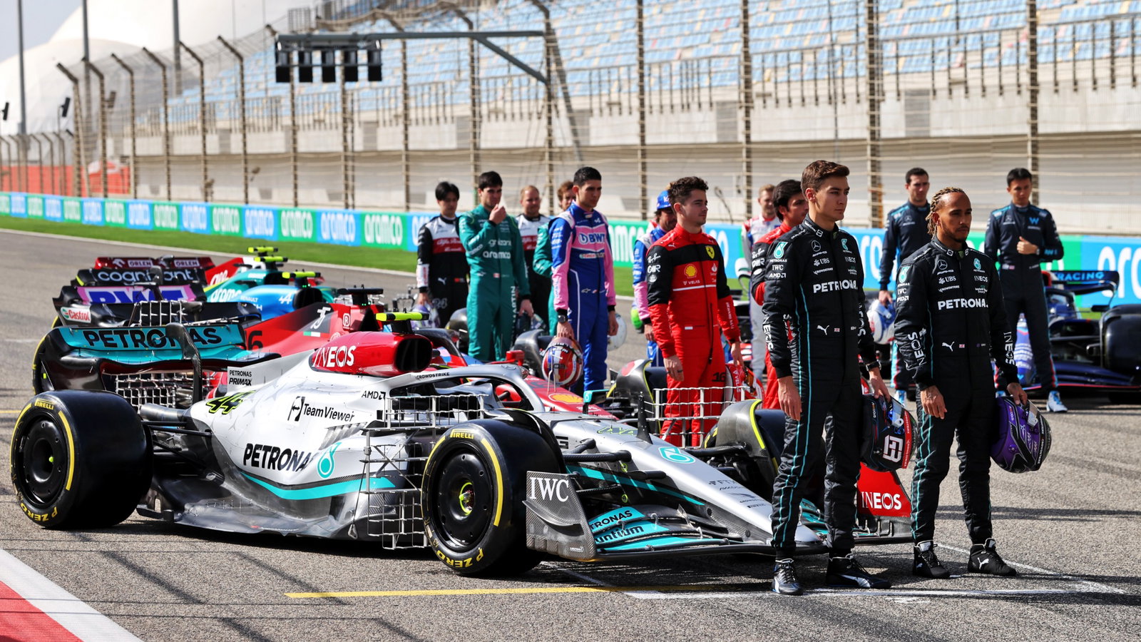 George Russell (GBR) Mercedes AMG F1 W13 and Lewis Hamilton (GBR) Mercedes AMG F1.