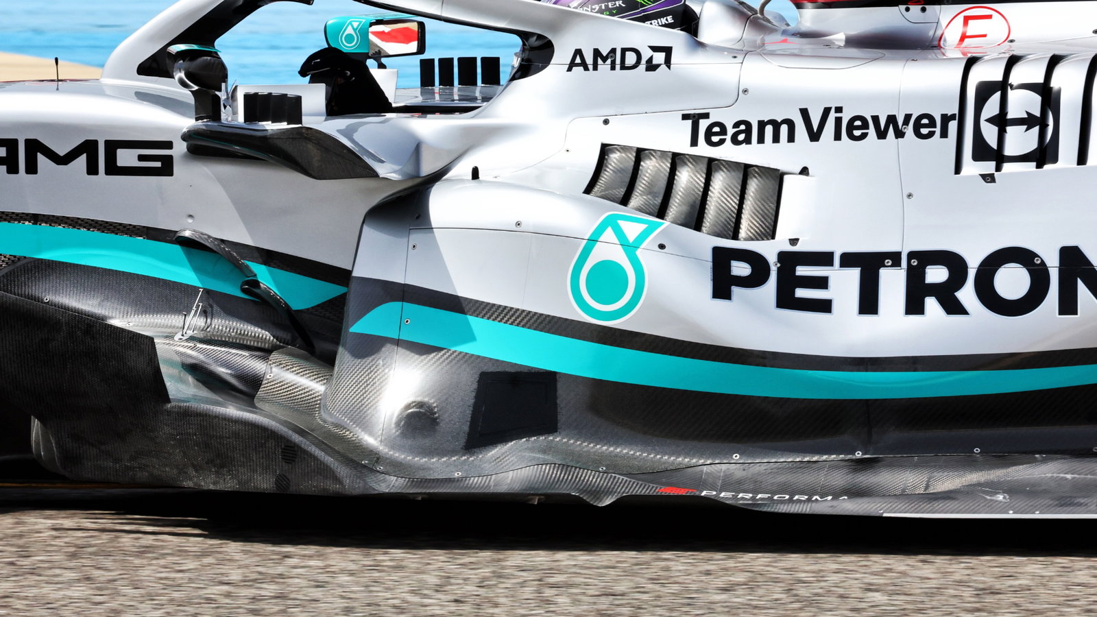 Lewis Hamilton (GBR) Mercedes AMG F1 W13 - sidepod detail.