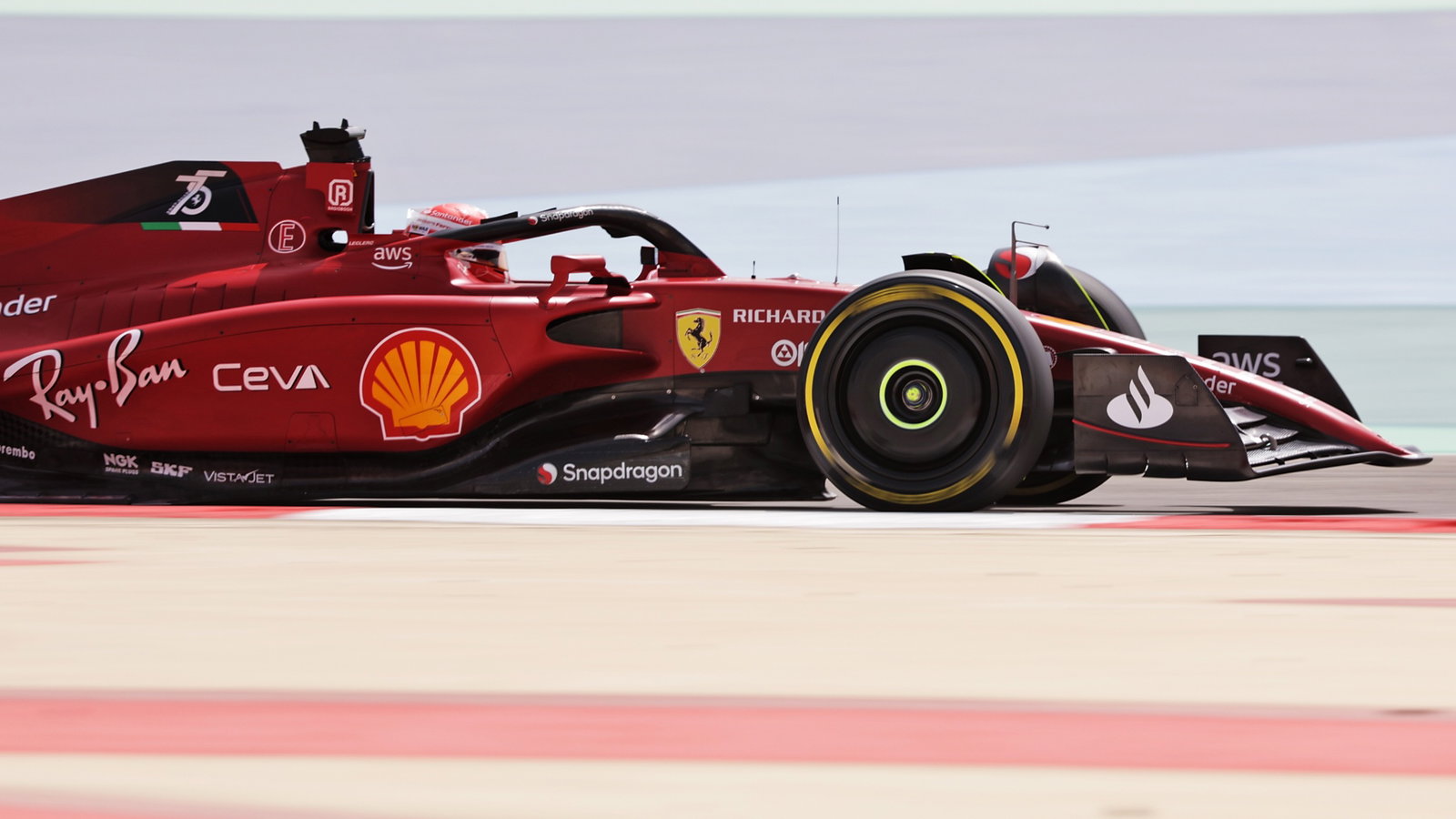 Charles Leclerc (MON) Ferrari F1-75.