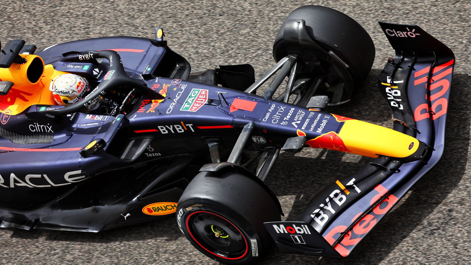 Max Verstappen (NLD) Red Bull Racing RB18.