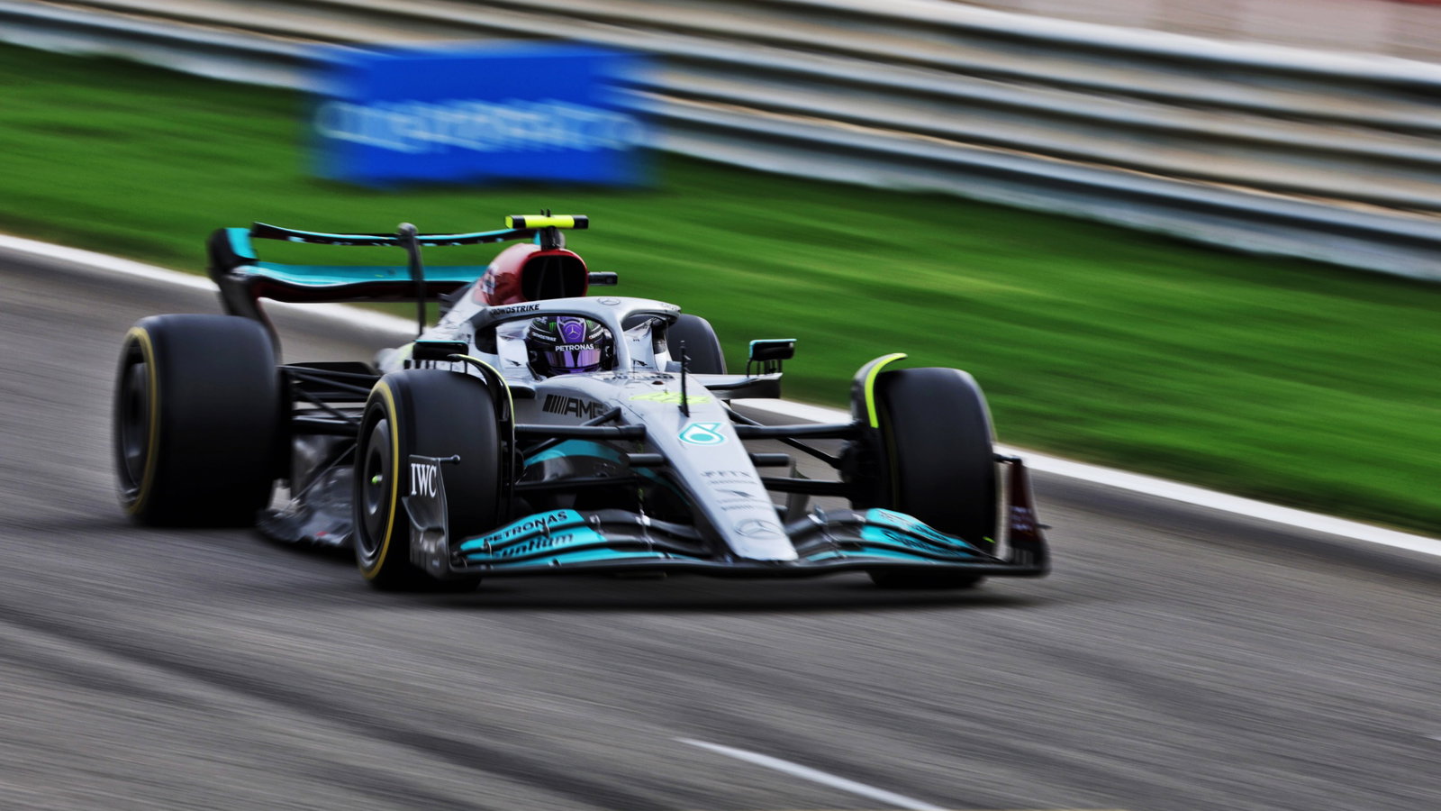 Lewis Hamilton (GBR) Mercedes AMG F1 W13.