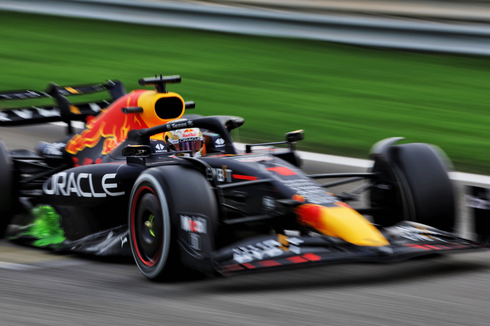 Max Verstappen (NLD) Red Bull Racing RB18.