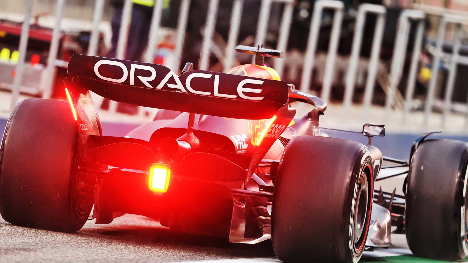 Max Verstappen (NLD) Red Bull Racing RB18.