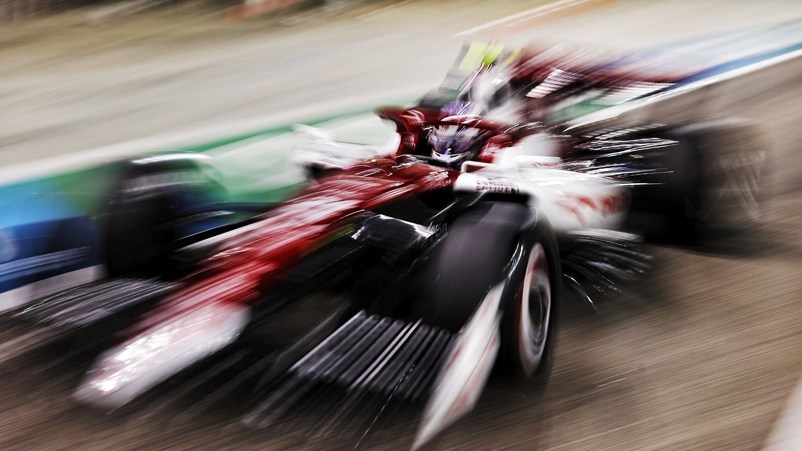 Guanyu Zhou (CHN) Alfa Romeo F1 Team C42.
