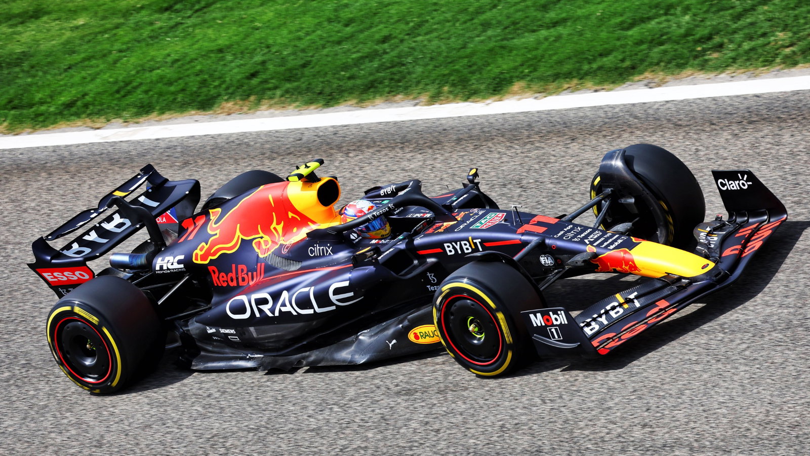 Sergio Perez (MEX) Red Bull Racing RB18.