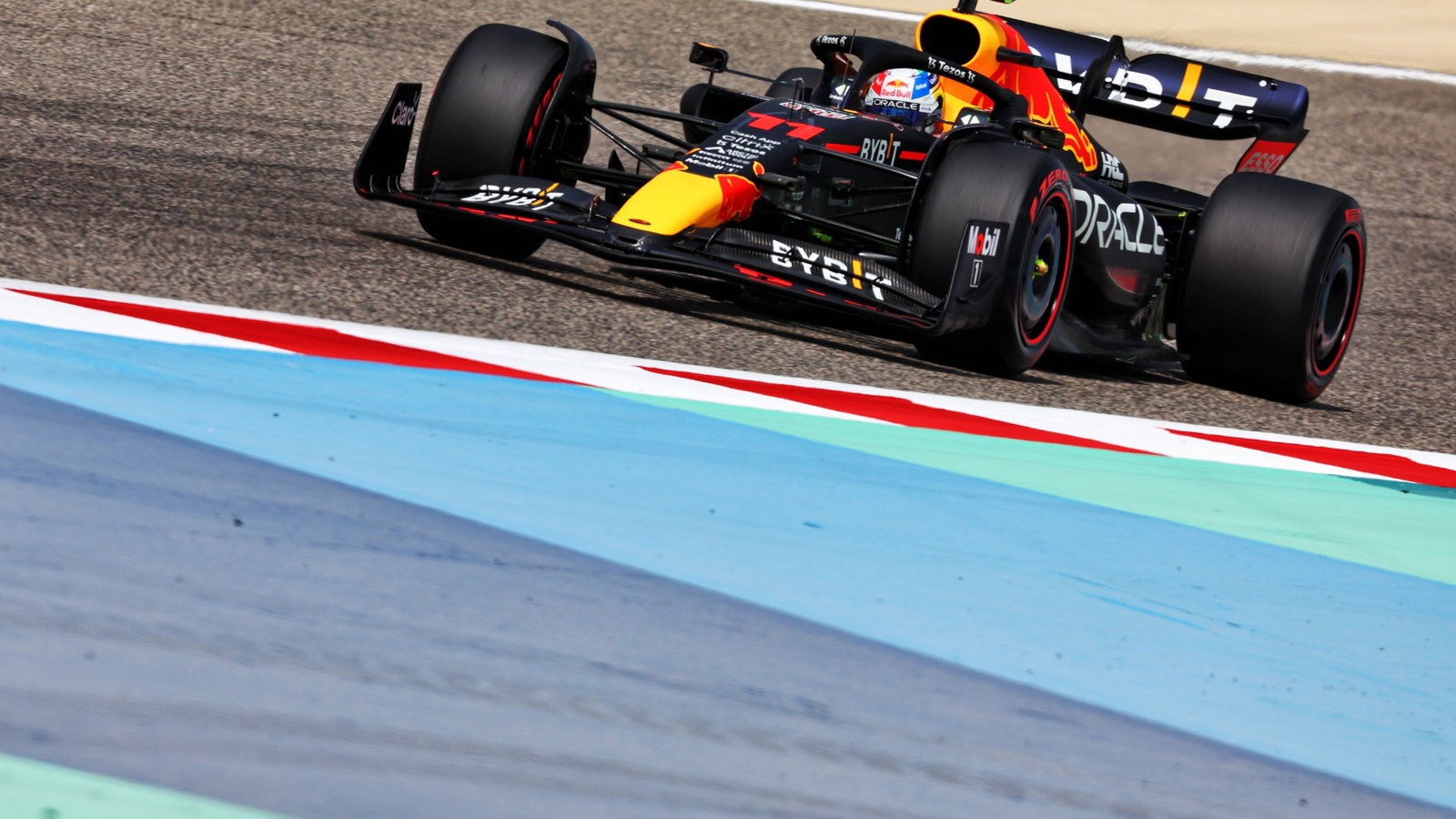 Sergio Perez (MEX) Red Bull Racing RB18.