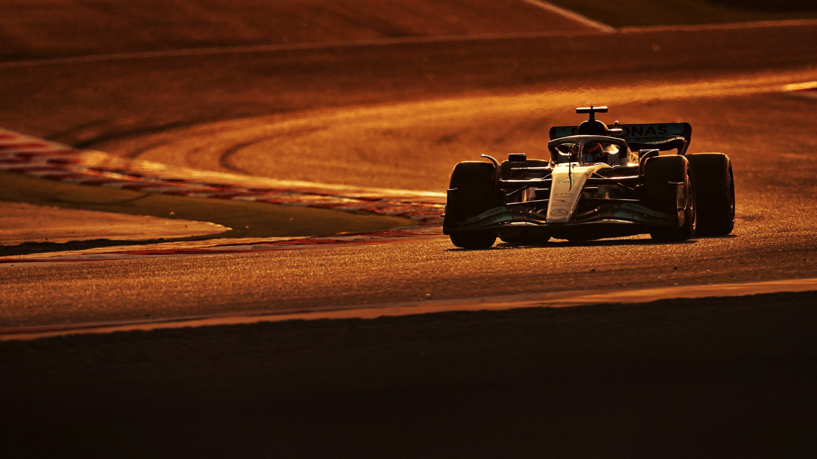 George Russell (GBR) Mercedes AMG F1 W13.