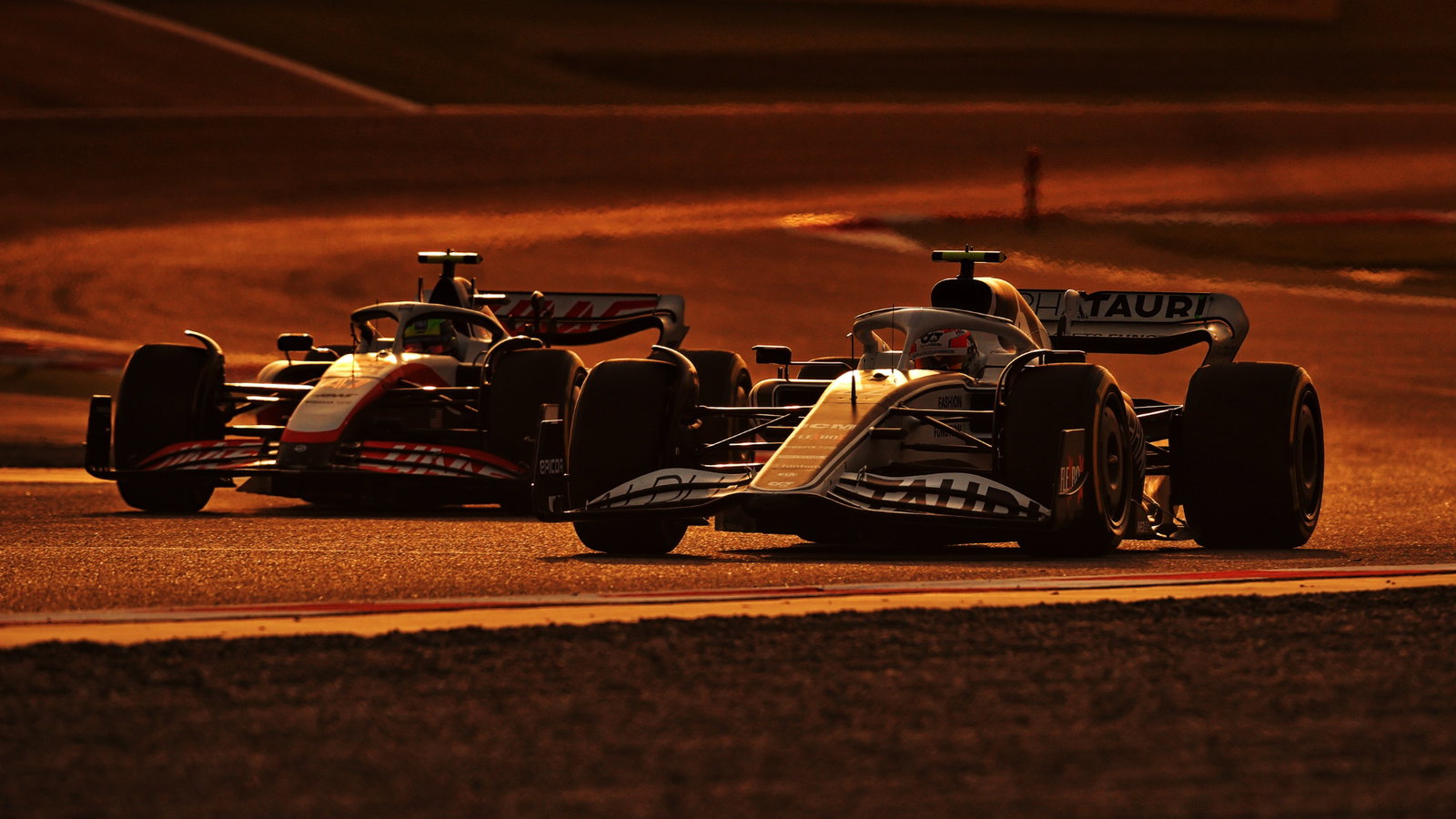 Yuki Tsunoda (JPN) AlphaTauri AT03 and Mick Schumacher (GER) Haas VF-22.