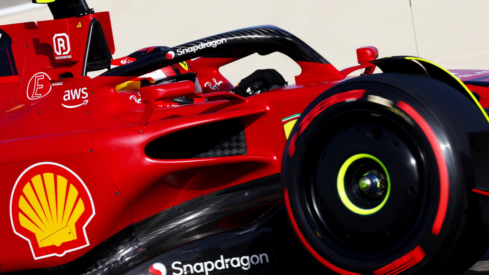 Charles Leclerc (MON) Ferrari F1-75.