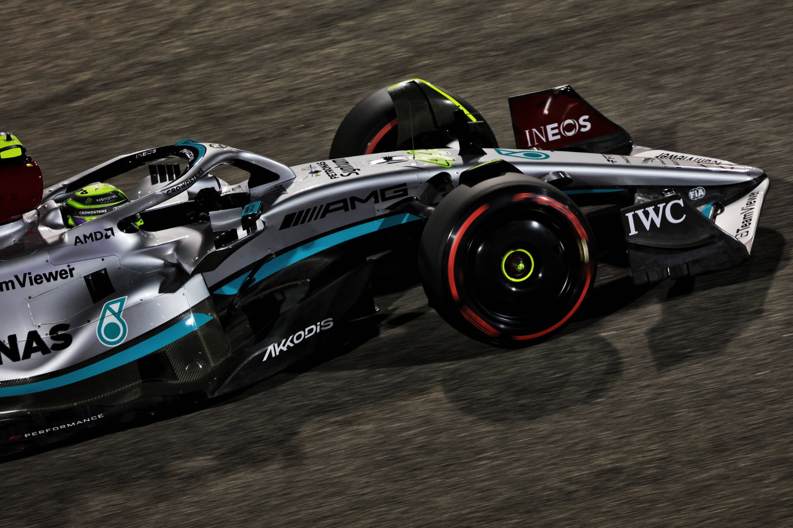 Lewis Hamilton (GBR) Mercedes AMG F1 W13.