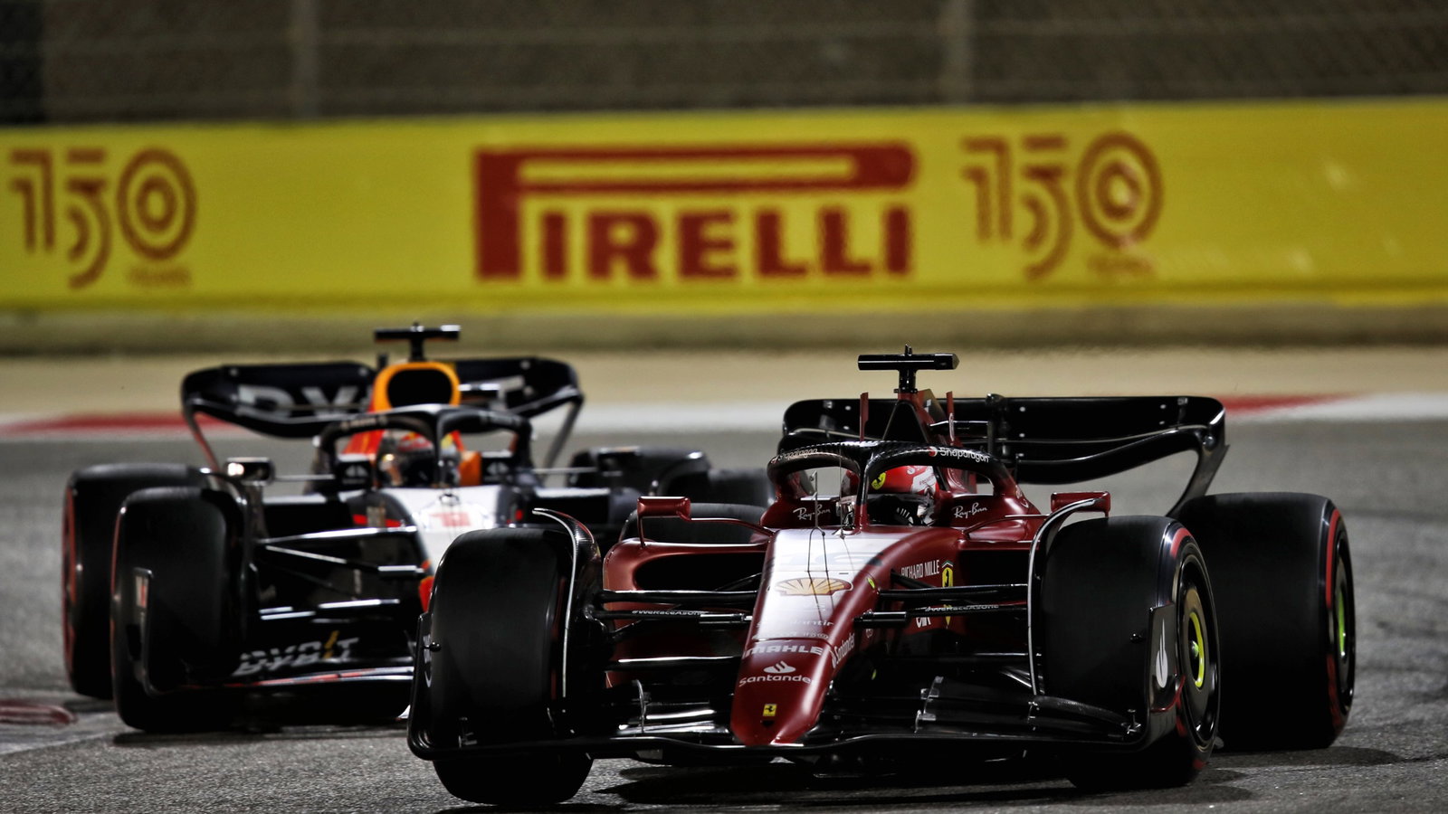 Charles Leclerc (MON) Ferrari F1-75 leads Max Verstappen (NLD) Red Bull Racing RB18.