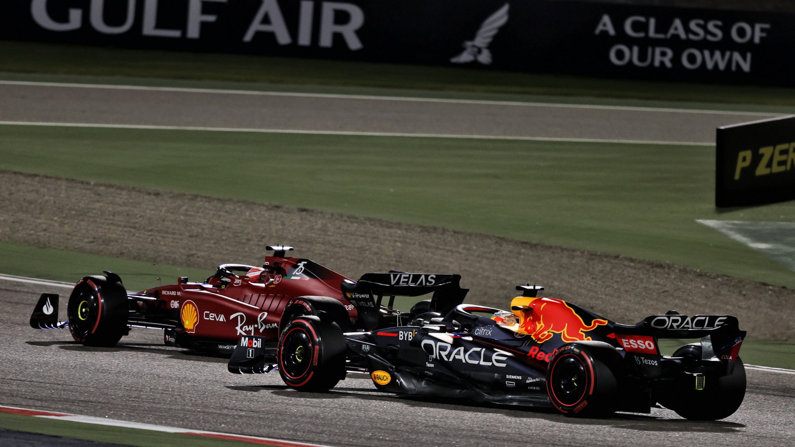 Charles Leclerc (MON) Ferrari F1-75 and Max Verstappen (NLD) Red Bull Racing RB18 battle for position.