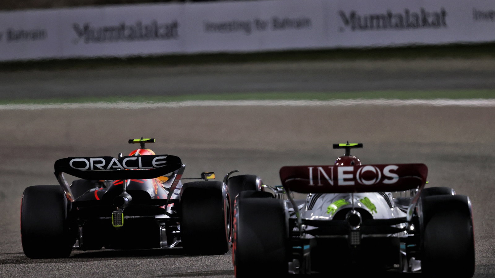 Sergio Perez (MEX) Red Bull Racing RB18 leads Lewis Hamilton (GBR) Mercedes AMG F1 W13.