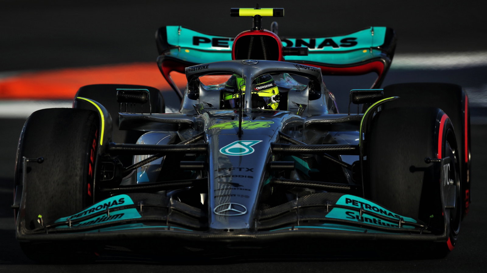 Lewis Hamilton (GBR) Mercedes AMG F1 W13.