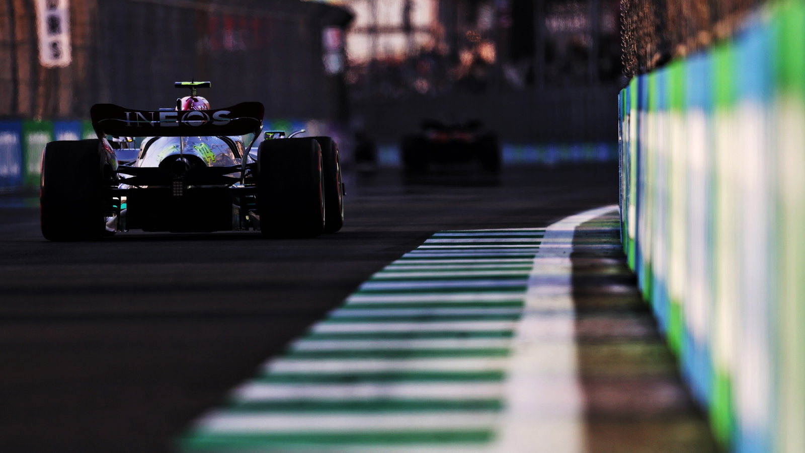 Lewis Hamilton (GBR) Mercedes AMG F1 W13.