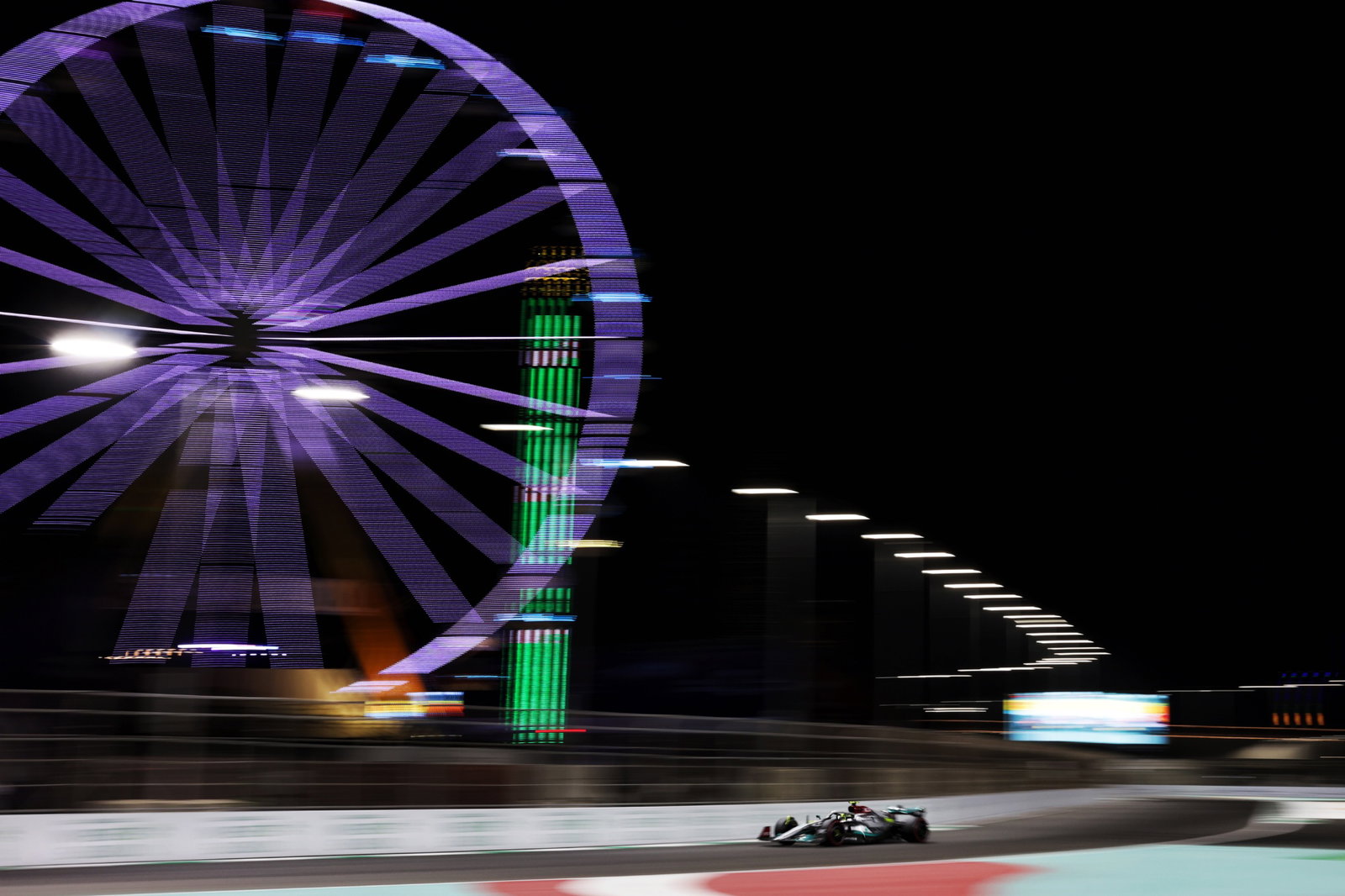 Lewis Hamilton (GBR) Mercedes AMG F1 W13.