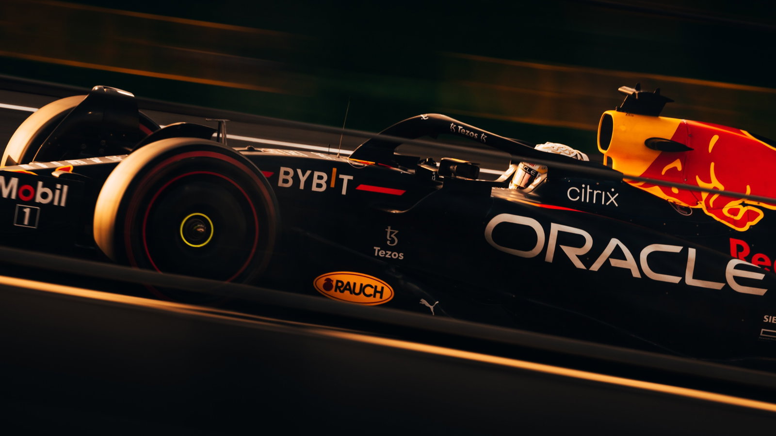 Max Verstappen (NLD) Red Bull Racing RB18.