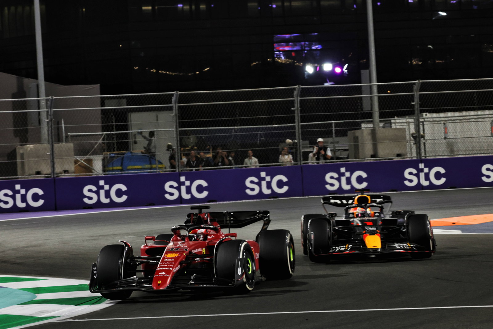Charles Leclerc (MON) ) Ferrari F1-75 memimpin Max Verstappen (NLD) Red Bull Racing RB18.