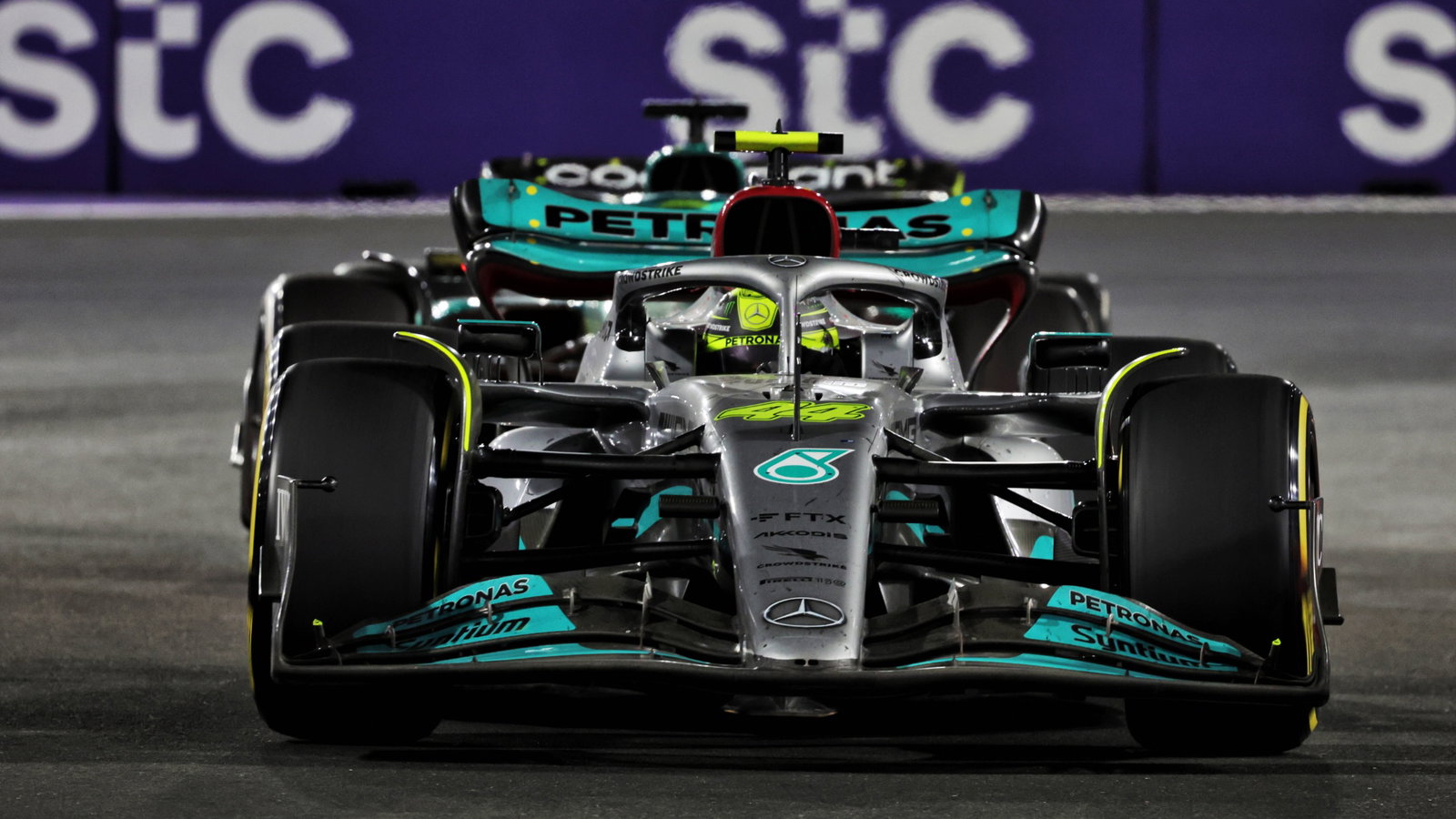 Lewis Hamilton (GBR) Mercedes AMG F1 W13.