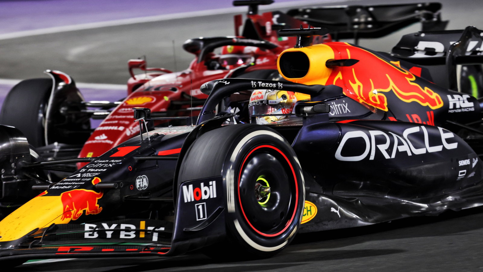 Max Verstappen (NLD) Red Bull Racing RB18 leads Charles Leclerc (MON) Ferrari F1-75.