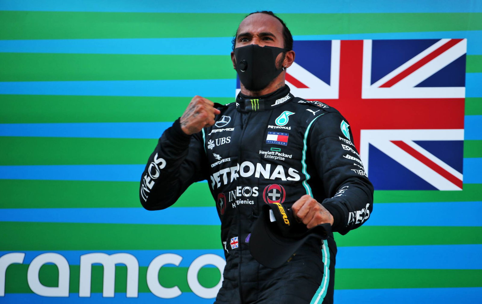 Lewis Hamilton mengibarkan bendera untuk kemenangan dominan di F1 GP Spanyol