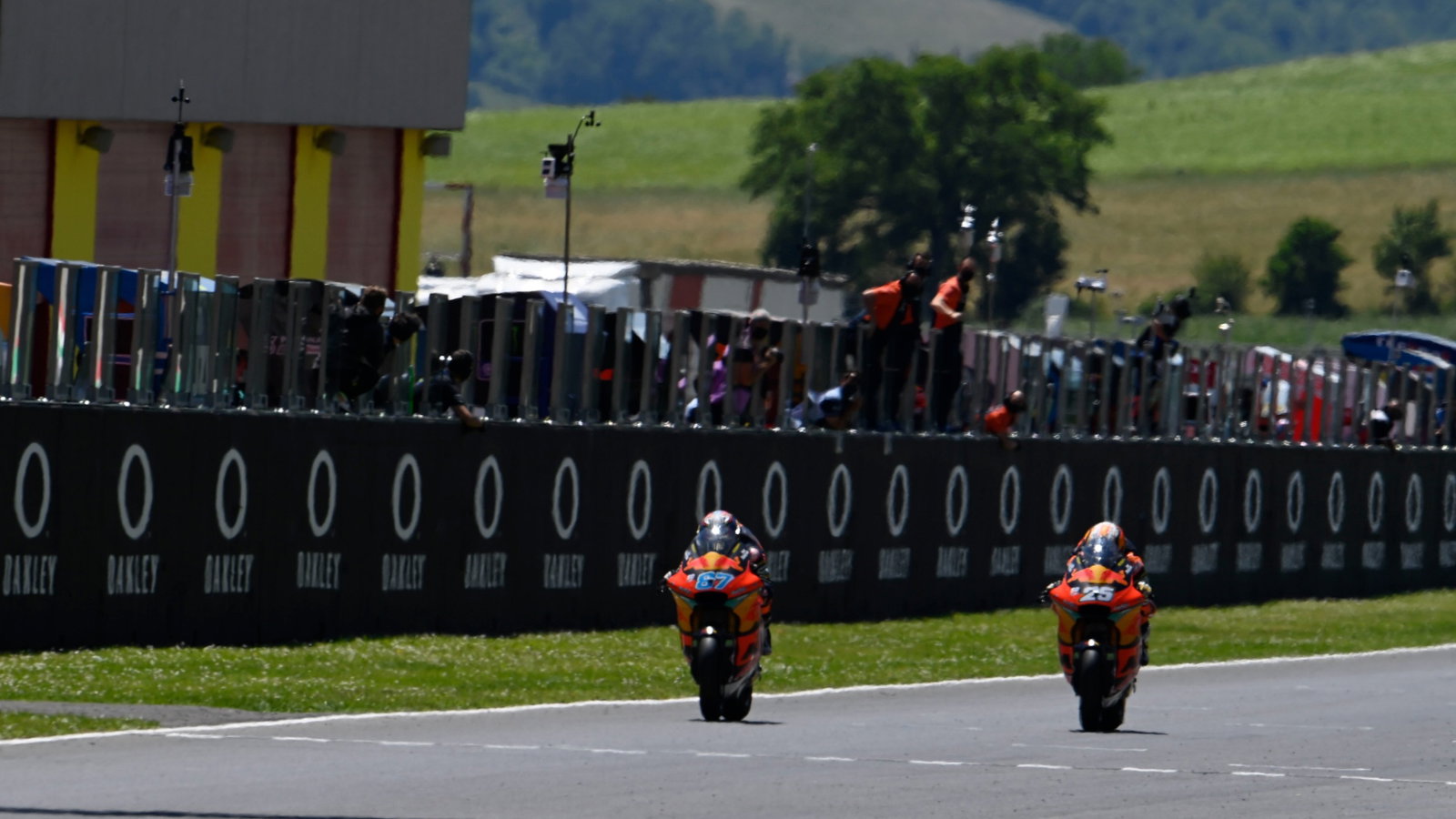 Remy Gardner chequered flag, Moto2 race, Italian MotoGP, 30 May 2021