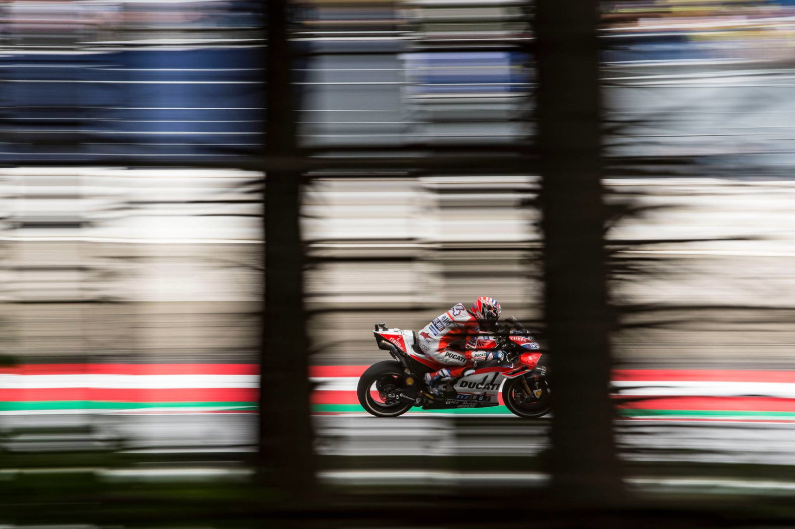 Dovizioso edges Lorenzo as Ducati dominate in Austria