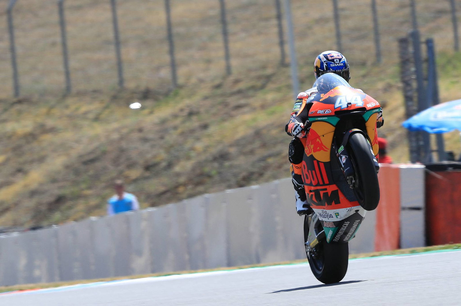 Moto2 Brno: Oliveira di puncak setelah pertarungan putaran terakhir