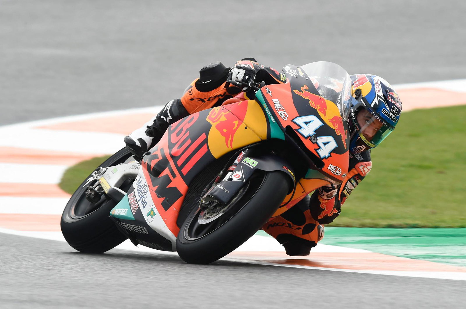 Moto2 Valencia: Oliveira mendominasi untuk menang setelah Marquez jatuh