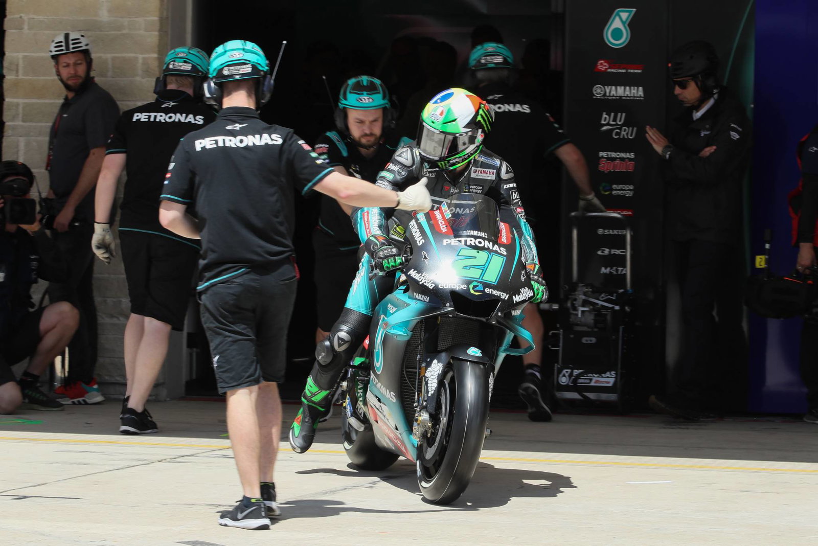 Maverick Vinales supports young Qatari riders