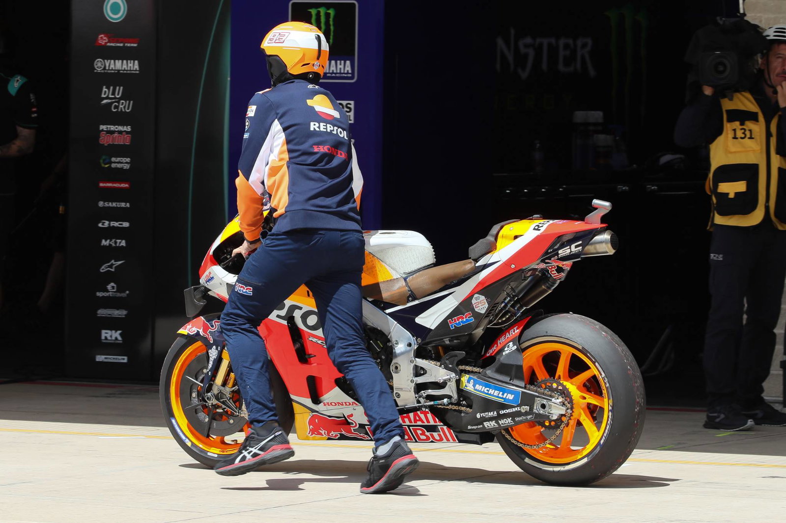 Austin: Lorenzo: Itu bukan rantai…