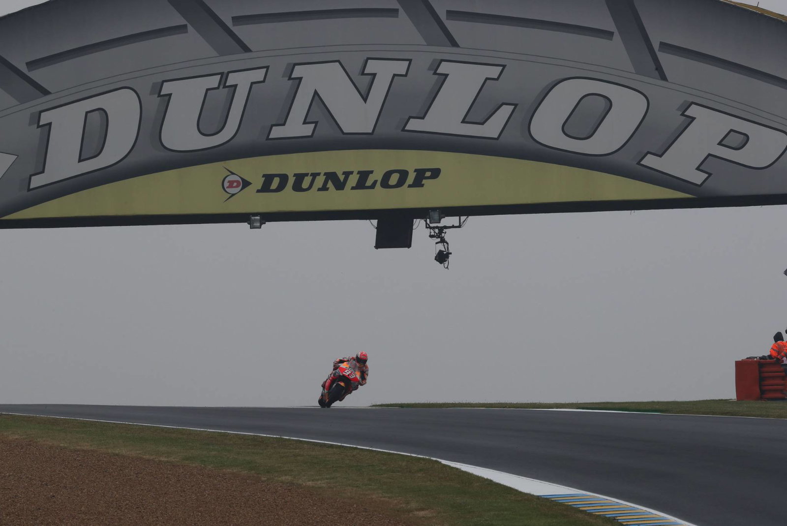 Vinales tercepat dalam kondisi basah karena membatasi Rossi di Q1