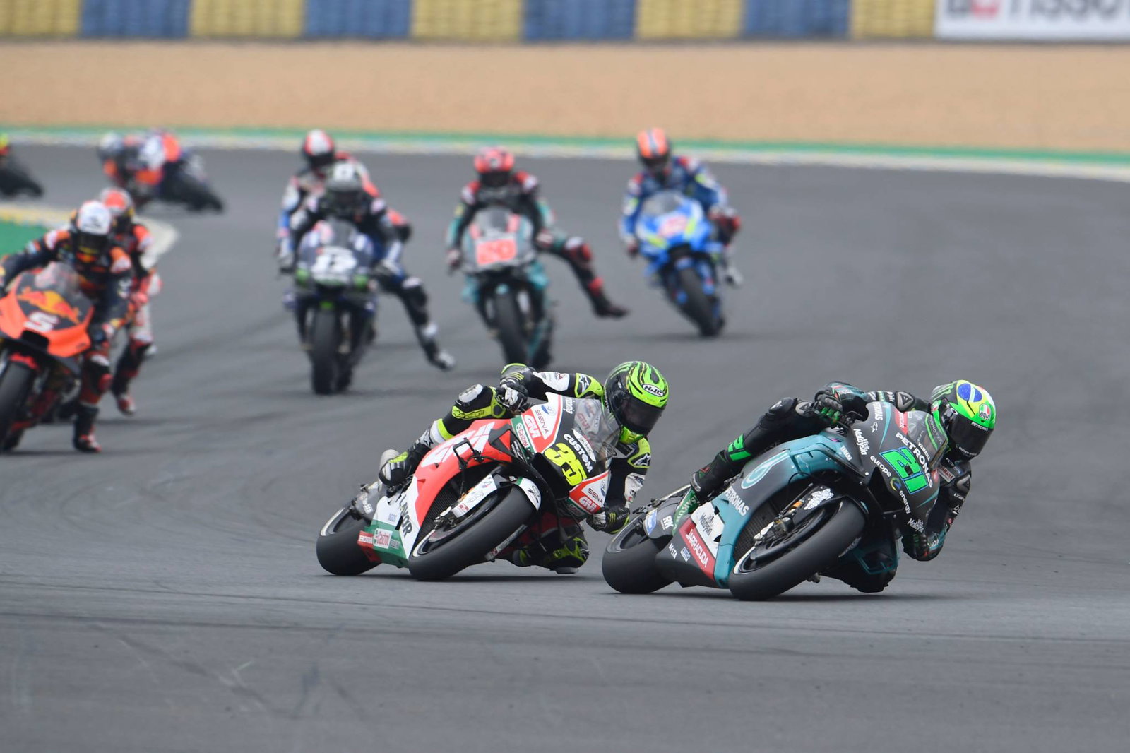 Le Mans: Rins menyerahkan helm sebagai penghormatan marshal