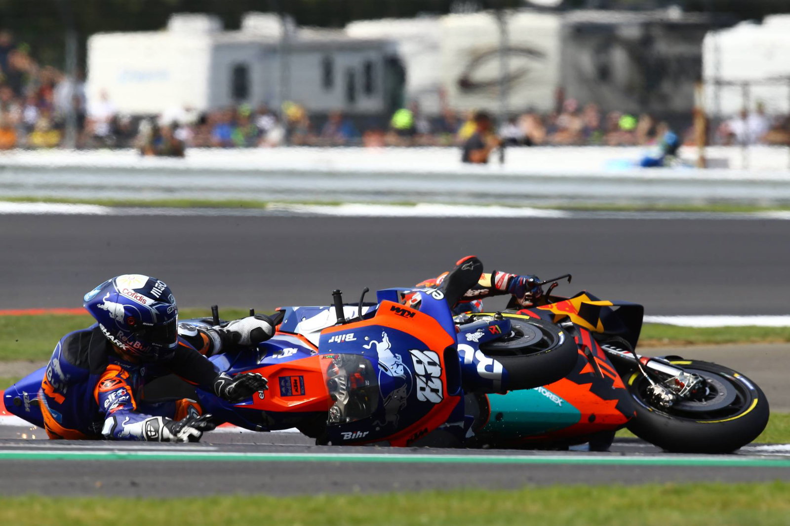 Silverstone: Oliveira: Saya melihat sepeda datang entah dari mana…