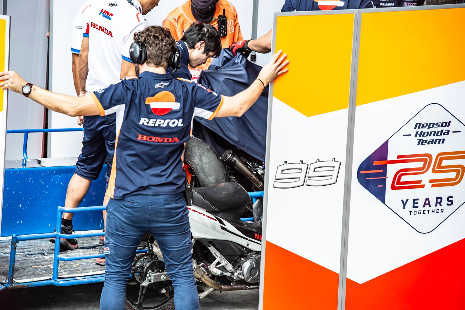 Vinales memimpin FP1 saat Marquez menderita terjatuh