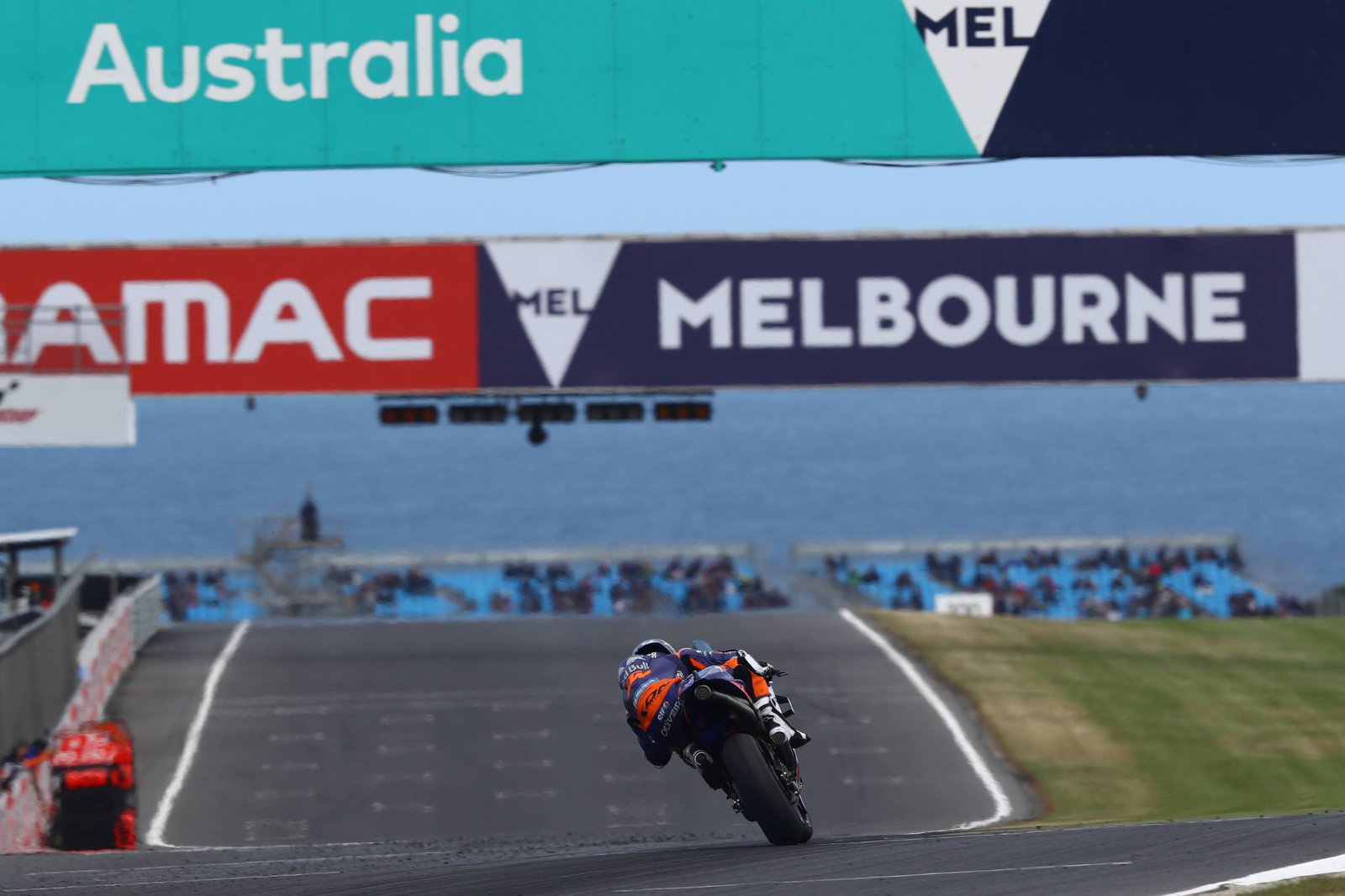 Australia: Miller memilih untuk berkendara meskipun hembusan 'menakutkan, di luar kendali'