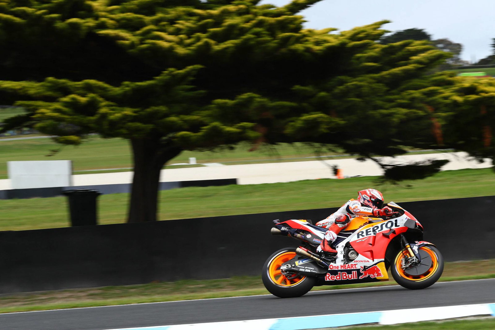 Kualifikasi MotoGP Australia ditunda hingga Minggu karena kondisi berangin