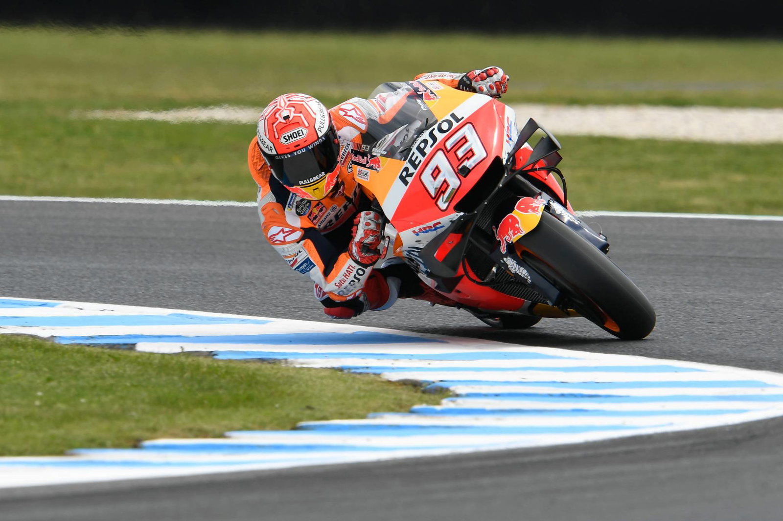 Marquez mengalahkan Vinales yang jatuh di lap terakhir dalam film thriller Phillip Island
