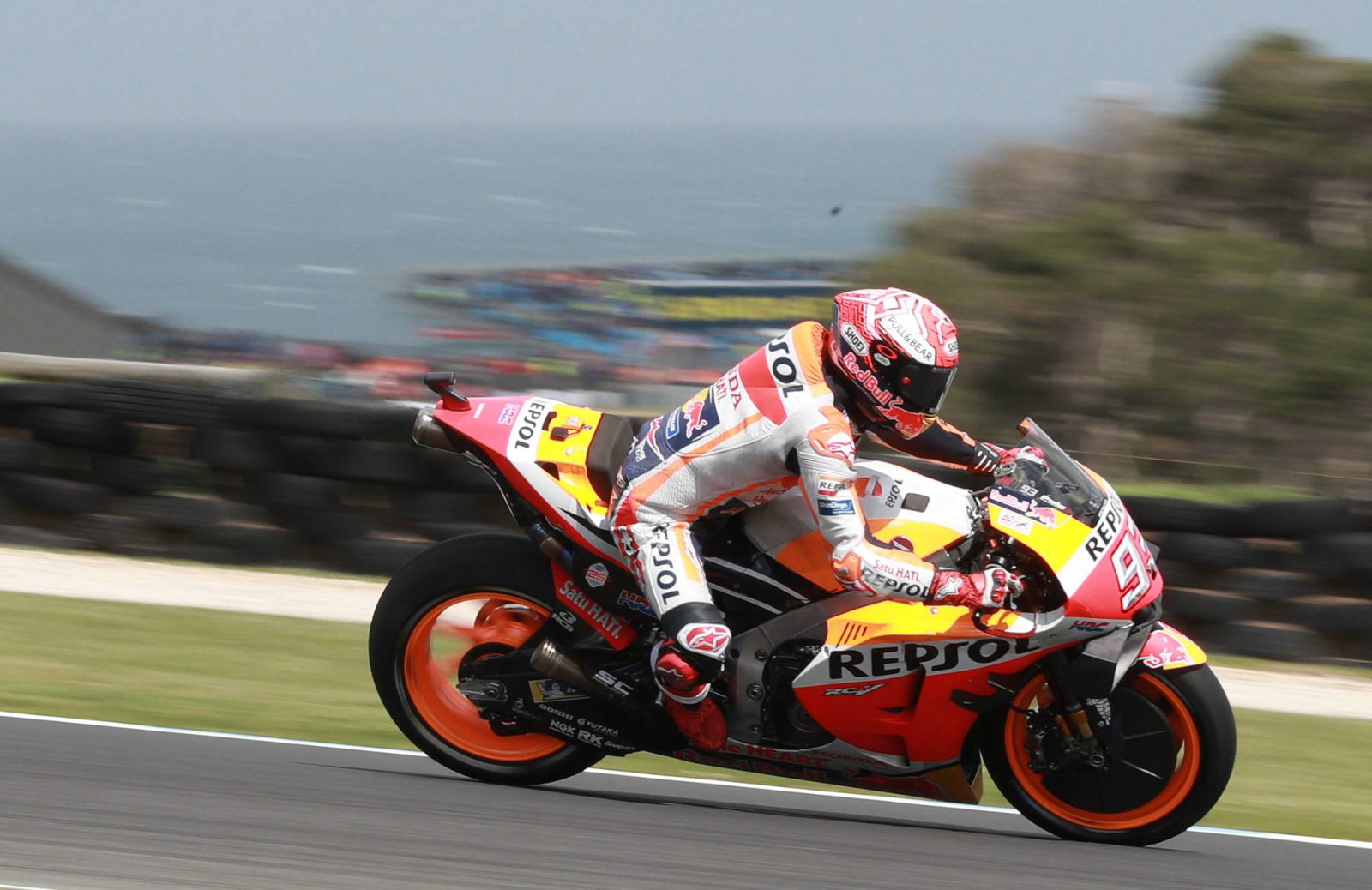 Australia: Miller memilih untuk berkendara meskipun hembusan 'menakutkan, di luar kendali'