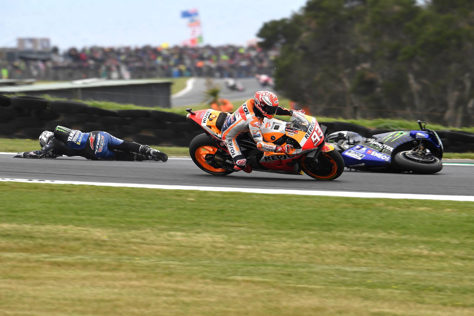 Marquez mengalahkan Vinales yang jatuh di lap terakhir dalam film thriller Phillip Island