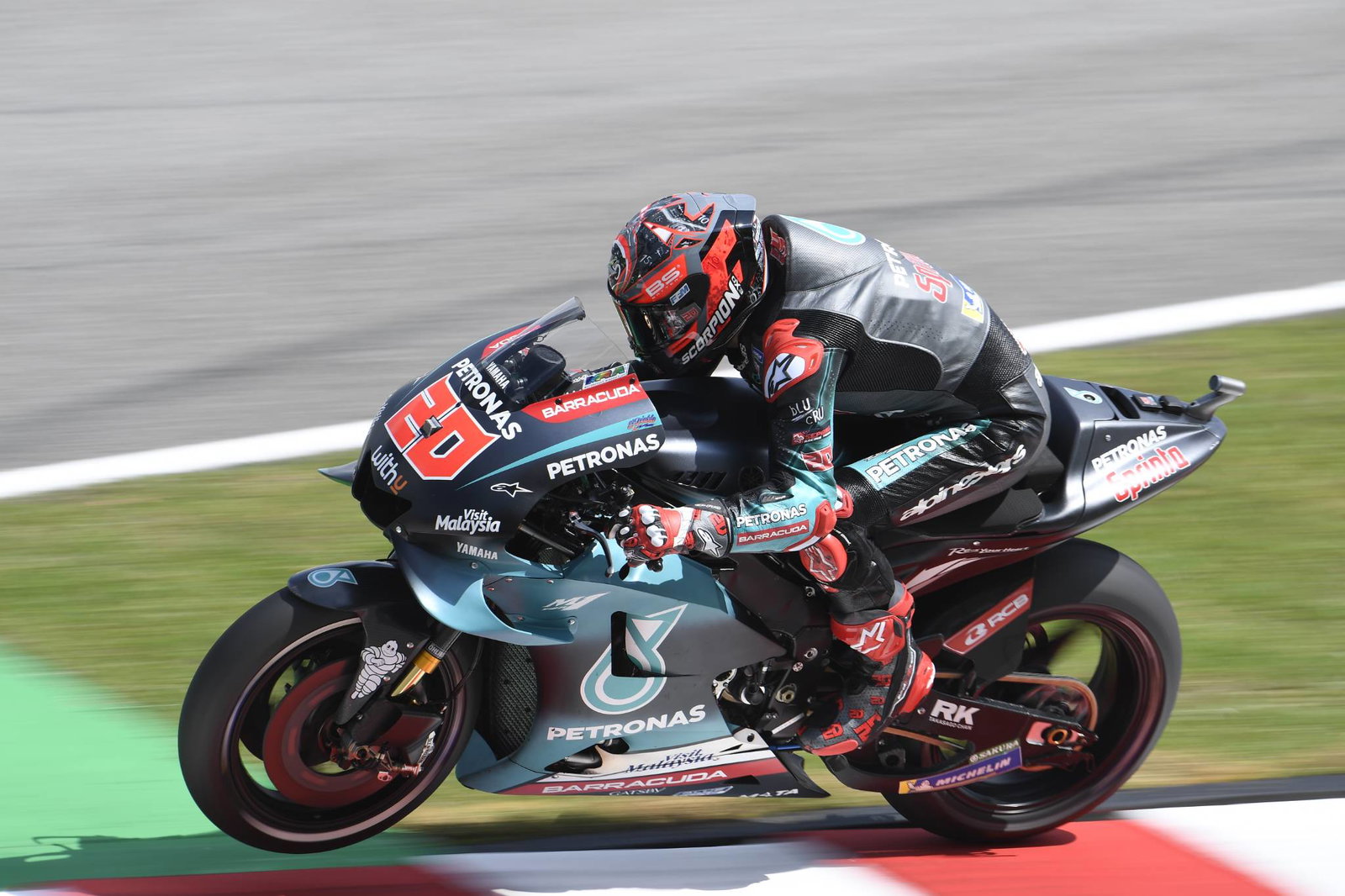 Quartararo destroys lap record at Sepang to dominate Friday