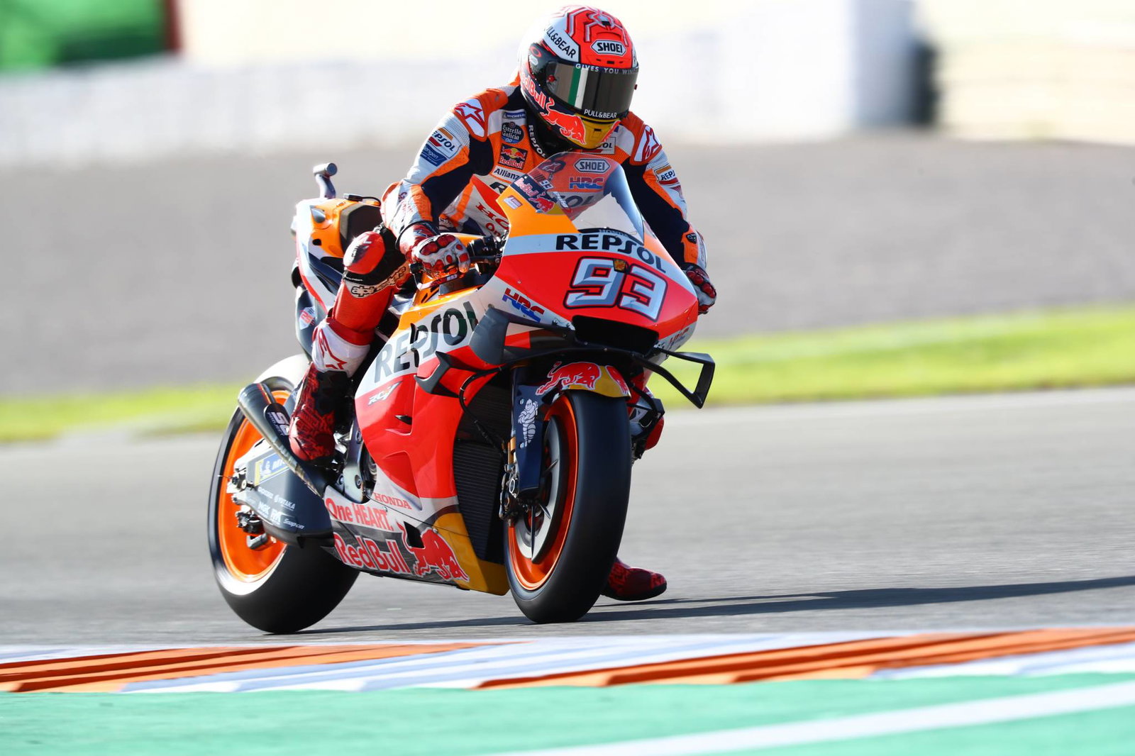 Marquez melaju ke kemenangan MotoGP Valencia dan menyegel Triple Crown