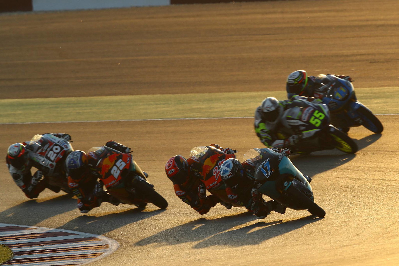 Qatar Moto3: Fernandez stays top in hectic final practice
